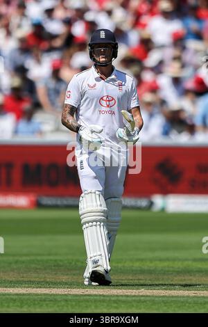 Lords Cricket Gound, London, Großbritannien. Juli 2025. Dritter Rothesay Cricket Test, Tag 2, England gegen Indien; Brydon Carse of England Credit: Action Plus Sports/Alamy Live News Stockfoto