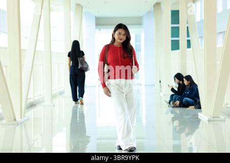 Porträt selbstbewusste junge asiatische Studentin im Campus-Flur Stockfoto