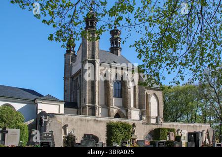 KUTNA HORA, TSCHECHISCH - 28. APRIL 2012: Dies ist die Kapelle Allerheiligen mit einem Ossuar (Kostnice Sedlec). Stockfoto