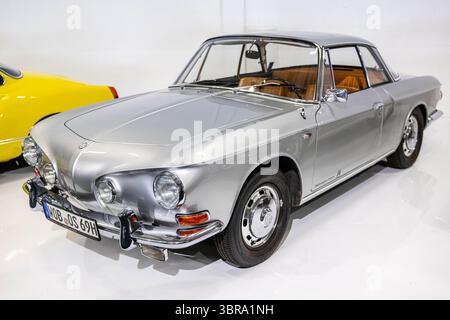 PRODUKTION - 11. Juli 2025, Niedersachsen, Osnabrück: Ein Karmann Ghia 1600 Coupé vom Typ 34 aus dem Jahr 1969 ist Teil der Volkswagen Automobilkollektion. Der Karmann Ghia wurde am 14. Juli 1955 der Öffentlichkeit vorgestellt. Freunde des Kultwagens feiern in Osnabrück seinen 70. Geburtstag. Foto: Sina Schuldt/dpa Stockfoto