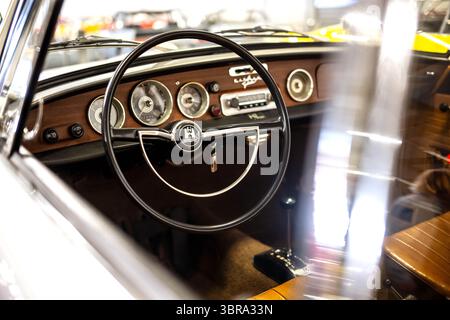 PRODUKTION - 11. Juli 2025, Niedersachsen, Osnabrück: Innenraum eines Karmann Ghia 1600 Coupés vom Typ 34 aus dem Jahr 1969 in der Automobilkollektion Volkswagen. Der Karmann Ghia wurde am 14. Juli 1955 der Öffentlichkeit vorgestellt. Freunde des Kultwagens feiern in Osnabrück seinen 70. Geburtstag. Foto: Sina Schuldt/dpa Stockfoto