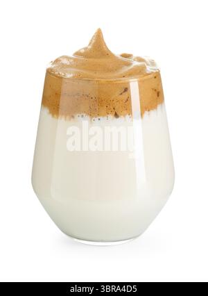 Köstlicher Dalgona-Kaffee im Glas isoliert auf weiß Stockfoto