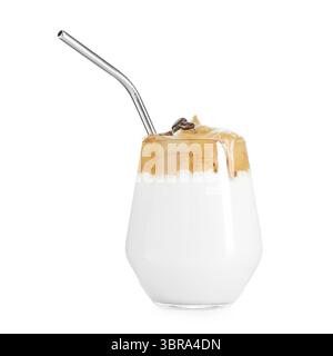 Köstlicher Dalgona-Kaffee im Glas isoliert auf weiß Stockfoto