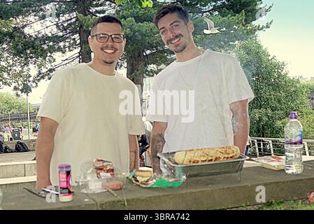 Glasgow, Schottland, Großbritannien. Juli 2025. Wetter in Großbritannien: Die Temperaturen steigen in der wahren Sommerwettertradition, während das milde Wetter über der Stadt absinkt, während sich Transmt-Fans mit Einheimischen mischen, die die Sonne im Zentrum der Stadt genießen. Credit Gerard Ferry/Alamy Live News Stockfoto