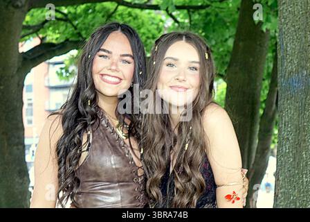 Glasgow, Schottland, Großbritannien. Juli 2025. Wetter in Großbritannien: Die Temperaturen steigen in der wahren Sommerwettertradition, während das milde Wetter über der Stadt absinkt, während sich Transmt-Fans mit Einheimischen mischen, die die Sonne im Zentrum der Stadt genießen. Credit Gerard Ferry/Alamy Live News Stockfoto