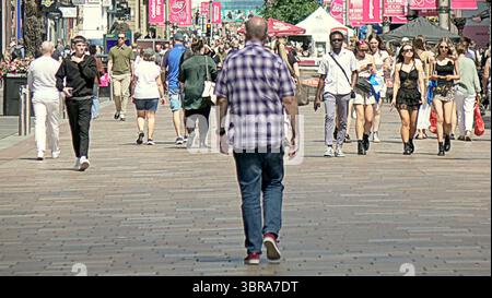 Glasgow, Schottland, Großbritannien. Juli 2025. Wetter in Großbritannien: Die Temperaturen steigen in der wahren Sommerwettertradition, während das milde Wetter über der Stadt absinkt, während sich Transmt-Fans mit Einheimischen mischen, die die Sonne im Zentrum der Stadt genießen. Credit Gerard Ferry/Alamy Live News Stockfoto
