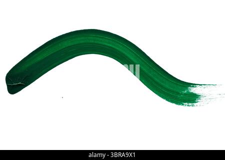 Ein leuchtend grüner Strich wirbelt elegant auf einer stark weißen Oberfläche. Stockfoto