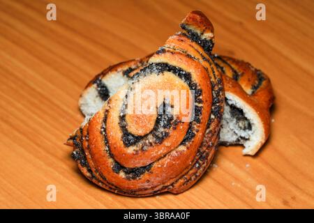 Weiche und warme Mohnbrötchen werden frisch gebacken und zum Genuss bereit. Stockfoto