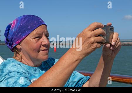 Ältere Frau, die mit ihrem Smartphone fotografiert, Warnemünde, Rostock, Mecklenburg-Vorpommern, Deutschland Stockfoto