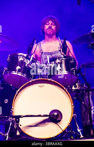 Mailand Italien. juli 2025. Die australische Band WOLFMOTHER tritt live auf der Bühne in der Villa Casati Stampa während des „Comfort Festival 2025“ auf. Stockfoto