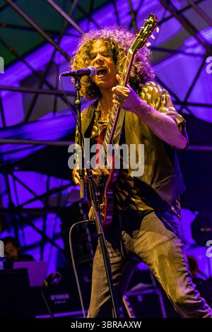 Mailand Italien. juli 2025. Die australische Band WOLFMOTHER tritt live auf der Bühne in der Villa Casati Stampa während des „Comfort Festival 2025“ auf. Stockfoto