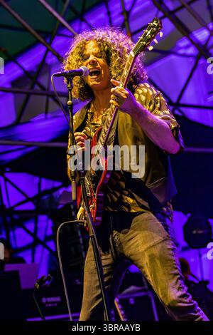 Mailand Italien. juli 2025. Die australische Band WOLFMOTHER tritt live auf der Bühne in der Villa Casati Stampa während des „Comfort Festival 2025“ auf. Stockfoto