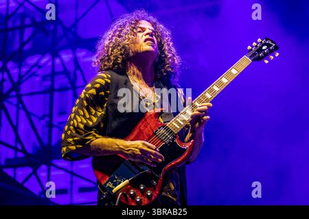 Mailand Italien. juli 2025. Die australische Band WOLFMOTHER tritt live auf der Bühne in der Villa Casati Stampa während des „Comfort Festival 2025“ auf. Stockfoto
