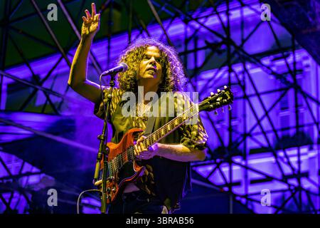 Mailand Italien. juli 2025. Die australische Band WOLFMOTHER tritt live auf der Bühne in der Villa Casati Stampa während des „Comfort Festival 2025“ auf. Stockfoto
