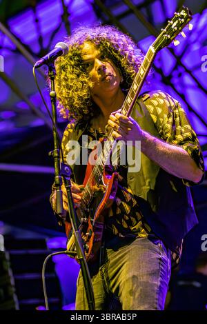 Mailand Italien. juli 2025. Die australische Band WOLFMOTHER tritt live auf der Bühne in der Villa Casati Stampa während des „Comfort Festival 2025“ auf. Stockfoto