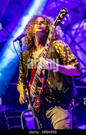 Mailand Italien. juli 2025. Die australische Band WOLFMOTHER tritt live auf der Bühne in der Villa Casati Stampa während des „Comfort Festival 2025“ auf. Stockfoto