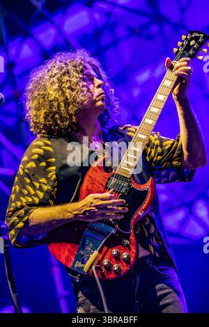 Mailand Italien. juli 2025. Die australische Band WOLFMOTHER tritt live auf der Bühne in der Villa Casati Stampa während des „Comfort Festival 2025“ auf. Stockfoto