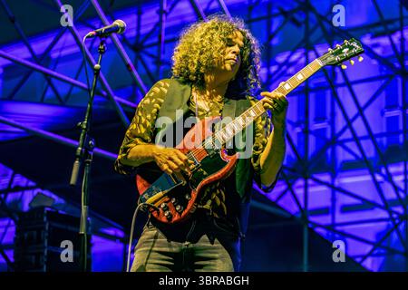 Mailand Italien. juli 2025. Die australische Band WOLFMOTHER tritt live auf der Bühne in der Villa Casati Stampa während des „Comfort Festival 2025“ auf. Stockfoto