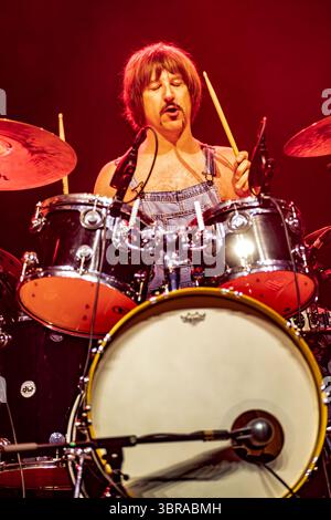 Mailand Italien. juli 2025. Die australische Band WOLFMOTHER tritt live auf der Bühne in der Villa Casati Stampa während des „Comfort Festival 2025“ auf. Stockfoto