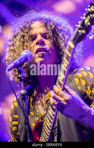 Mailand Italien. juli 2025. Die australische Band WOLFMOTHER tritt live auf der Bühne in der Villa Casati Stampa während des „Comfort Festival 2025“ auf. Stockfoto