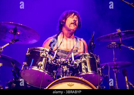 Mailand Italien. juli 2025. Die australische Band WOLFMOTHER tritt live auf der Bühne in der Villa Casati Stampa während des „Comfort Festival 2025“ auf. Stockfoto