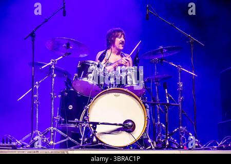 Mailand Italien. juli 2025. Die australische Band WOLFMOTHER tritt live auf der Bühne in der Villa Casati Stampa während des „Comfort Festival 2025“ auf. Stockfoto