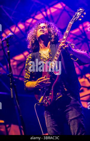 Mailand Italien. juli 2025. Die australische Band WOLFMOTHER tritt live auf der Bühne in der Villa Casati Stampa während des „Comfort Festival 2025“ auf. Stockfoto