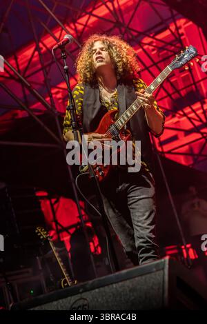 Mailand Italien. juli 2025. Die australische Band WOLFMOTHER tritt live auf der Bühne in der Villa Casati Stampa während des „Comfort Festival 2025“ auf. Stockfoto