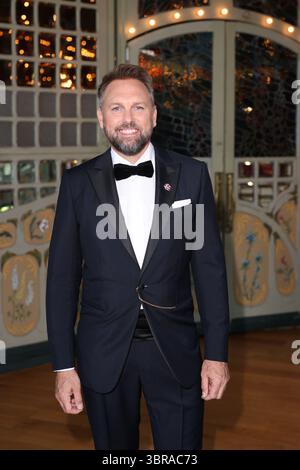 Rost, Deutschland. Juli 2025. Moderator Steven Gätjen vor der Europa-Park-Gala zum 50-jährigen Jubiläum. Der Park in Südbaden wurde am 12. Juli 1975 eröffnet. Quelle: Philipp von Ditfurth/dpa/Alamy Live News Stockfoto