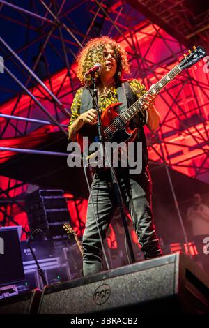 Mailand Italien. juli 2025. Die australische Band WOLFMOTHER tritt live auf der Bühne in der Villa Casati Stampa während des „Comfort Festival 2025“ auf. Stockfoto