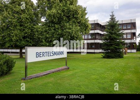 Güntersloh, Nordrhein-Westfalen, Deutschland - BERTELSMANN, Hauptverwaltung der Bertelsmann SE & Co. KGaA. Bertelsmann ist ein internationales Medien-, Dienstleistungs- und Bildungsunternehmen mit Hauptsitz in Guetersloh. Die Bertelsmann Stiftung ist eine der groessten deutschen Stiftungen. Zu den operativen Bertelsmann-Unternehmensbereichen zaehlen die RTL Group Entertainment, Penguin Random House Buecher, BMG Musik, die Arvato Group Dienstleistungen, Bertelsmann Marketing Services Direktmarketing- und Druckaktivitaeten, die Bertelsmann Education Group Bildung und Bertelsmann Investments Vent Stockfoto