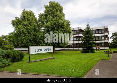 Güntersloh, Nordrhein-Westfalen, Deutschland - BERTELSMANN, Hauptverwaltung der Bertelsmann SE & Co. KGaA. Bertelsmann ist ein internationales Medien-, Dienstleistungs- und Bildungsunternehmen mit Hauptsitz in Guetersloh. Die Bertelsmann Stiftung ist eine der groessten deutschen Stiftungen. Zu den operativen Bertelsmann-Unternehmensbereichen zaehlen die RTL Group Entertainment, Penguin Random House Buecher, BMG Musik, die Arvato Group Dienstleistungen, Bertelsmann Marketing Services Direktmarketing- und Druckaktivitaeten, die Bertelsmann Education Group Bildung und Bertelsmann Investments Vent Stockfoto