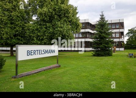 Güntersloh, Nordrhein-Westfalen, Deutschland - BERTELSMANN, Hauptverwaltung der Bertelsmann SE & Co. KGaA. Bertelsmann ist ein internationales Medien-, Dienstleistungs- und Bildungsunternehmen mit Hauptsitz in Guetersloh. Die Bertelsmann Stiftung ist eine der groessten deutschen Stiftungen. Zu den operativen Bertelsmann-Unternehmensbereichen zaehlen die RTL Group Entertainment, Penguin Random House Buecher, BMG Musik, die Arvato Group Dienstleistungen, Bertelsmann Marketing Services Direktmarketing- und Druckaktivitaeten, die Bertelsmann Education Group Bildung und Bertelsmann Investments Vent Stockfoto
