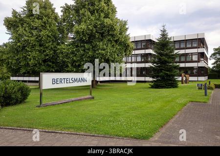 Güntersloh, Nordrhein-Westfalen, Deutschland - BERTELSMANN, Hauptverwaltung der Bertelsmann SE & Co. KGaA. Bertelsmann ist ein internationales Medien-, Dienstleistungs- und Bildungsunternehmen mit Hauptsitz in Guetersloh. Die Bertelsmann Stiftung ist eine der groessten deutschen Stiftungen. Zu den operativen Bertelsmann-Unternehmensbereichen zaehlen die RTL Group Entertainment, Penguin Random House Buecher, BMG Musik, die Arvato Group Dienstleistungen, Bertelsmann Marketing Services Direktmarketing- und Druckaktivitaeten, die Bertelsmann Education Group Bildung und Bertelsmann Investments Vent Stockfoto