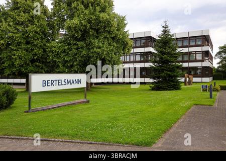 Güntersloh, Nordrhein-Westfalen, Deutschland - BERTELSMANN, Hauptverwaltung der Bertelsmann SE & Co. KGaA. Bertelsmann ist ein internationales Medien-, Dienstleistungs- und Bildungsunternehmen mit Hauptsitz in Guetersloh. Die Bertelsmann Stiftung ist eine der groessten deutschen Stiftungen. Zu den operativen Bertelsmann-Unternehmensbereichen zaehlen die RTL Group Entertainment, Penguin Random House Buecher, BMG Musik, die Arvato Group Dienstleistungen, Bertelsmann Marketing Services Direktmarketing- und Druckaktivitaeten, die Bertelsmann Education Group Bildung und Bertelsmann Investments Vent Stockfoto