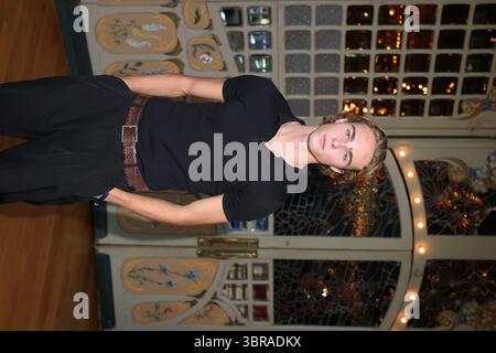 Rost, Deutschland. Juli 2025. Model Moritz Rüdiger nimmt an einer Gala zum 50-jährigen Bestehen des Europa-Parks Teil. Der Park in Südbaden wurde am 12. Juli 1975 eröffnet. Quelle: Philipp von Ditfurth/dpa/Alamy Live News Stockfoto