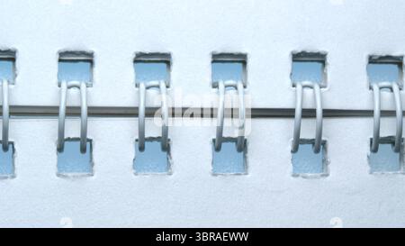 Die Nahaufnahme zeigt die auf Notizbuchblättern angeordneten Binderclips. Stockfoto
