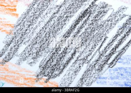Farbenfrohe Kreidestriche sorgen für ein dynamisches und strukturiertes Kunstwerk auf weiß. Stockfoto