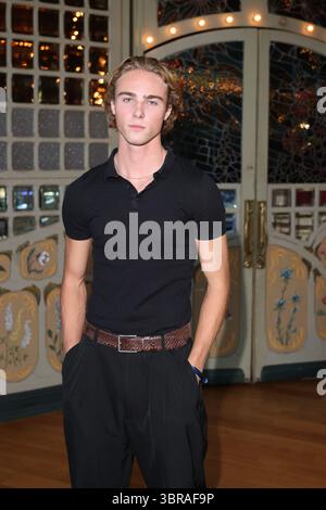 Rost, Deutschland. Juli 2025. Model Moritz Rüdiger nimmt an einer Gala zum 50-jährigen Bestehen des Europa-Parks Teil. Der Park in Südbaden wurde am 12. Juli 1975 eröffnet. Quelle: Philipp von Ditfurth/dpa/Alamy Live News Stockfoto