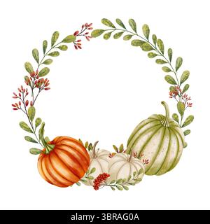Herbstkranz mit orangefarbenen, grünen und weißen Kürbissen, verziert mit Blättern und roten Beeren, gemalt in zartem Aquarellstil Stockfoto
