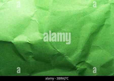Eine Nahansicht, die die Falten und Textur von grünem Papier zeigt. Stockfoto