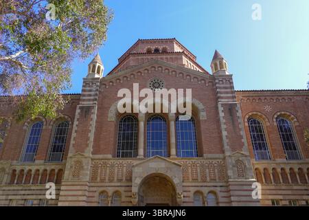 Romanische Royce Hall unter dem goldenen Licht Stockfoto