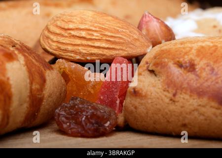 Farbenfrohe Auswahl an Backwaren und Nüssen mit Texturen und Aromen. Stockfoto