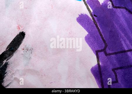 Violette und schwarze Tintenwirbel auf strukturiertem Papier zeigen Kreativität. Stockfoto