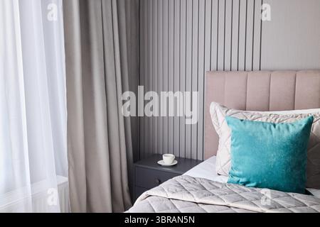 Entdecken Sie ein elegantes und modernes Schlafzimmer mit stilvollen und lebendigen Farbakzenten Stockfoto
