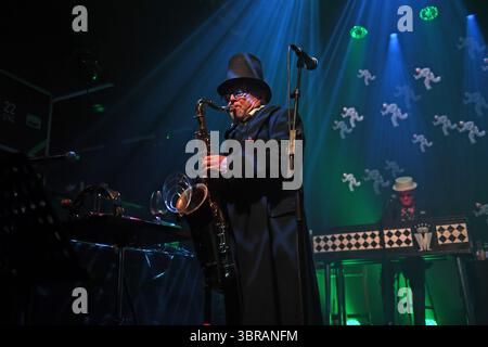 LONDON, ENGLAND - 18. OKTOBER: Lee Thompson of Madness tritt am 18. Oktober 2023 in London auf. CAP/MAR ©MAR/Capital Pictures Stockfoto
