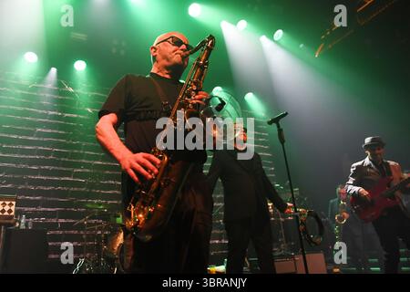 LONDON, ENGLAND - 18. OKTOBER: Lee Thompson of Madness tritt am 18. Oktober 2023 in London auf. CAP/MAR ©MAR/Capital Pictures Stockfoto