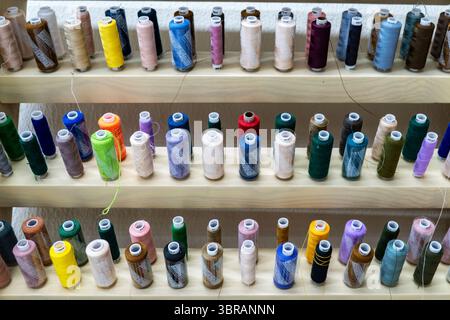 Doha, Katar - 3. Februar 2025: Bunte Rollen von Threads Hintergrund - Eine Reihe von SCHNEIDERBILDERN. Stockfoto