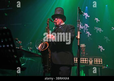 LONDON, ENGLAND - 18. OKTOBER: Lee Thompson of Madness tritt am 18. Oktober 2023 in London auf. CAP/MAR ©MAR/Capital Pictures Stockfoto