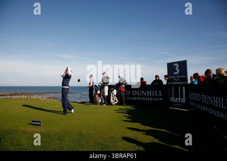 Werbetafeln für Sponsoren auf dem Tee Dunhill 2010 Foto: Mark Newcombe / www.visionsingolf.com die Alfred Dunhill Links Championship 2010 fand auf drei der renommiertesten Golfplätze Schottlands statt: St Andrews, Kingsbarns und Carnoustie. Dieses einzigartige Turnier bietet sowohl professionelle Golfspieler als auch berühmte Amateure. Termine: 30. September bis 3. Oktober 2010 Stockfoto